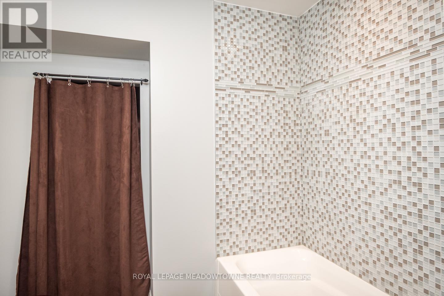 Upgraded glass tile - 3486 Eglinton Avenue W, Mississauga, ON
