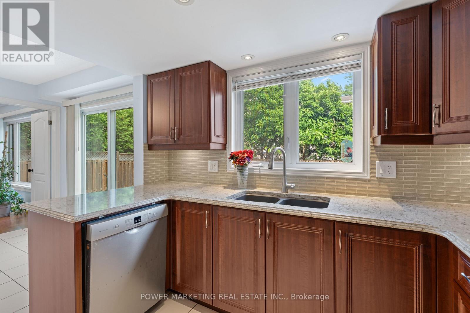 1552 Blohm Drive, Ottawa, ON