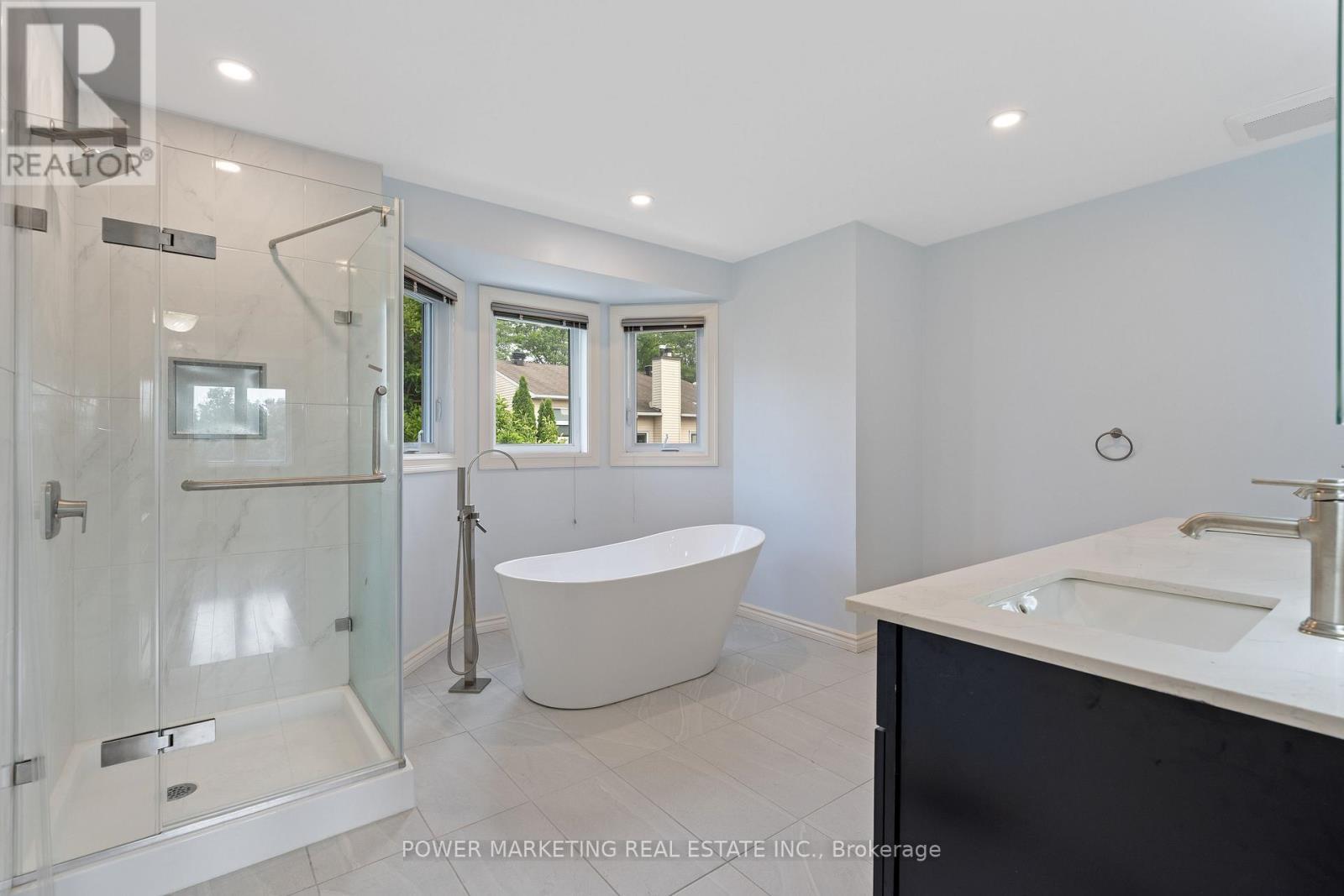 1552 Blohm Drive, Ottawa, ON