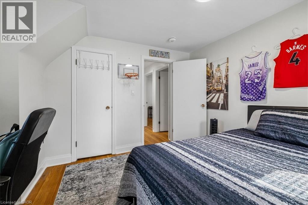 Hardwood flooring complemented by a gray area rug - 80 Maclennan Avenue, Hamilton, ON - Indoor Photo Showing Bedroom