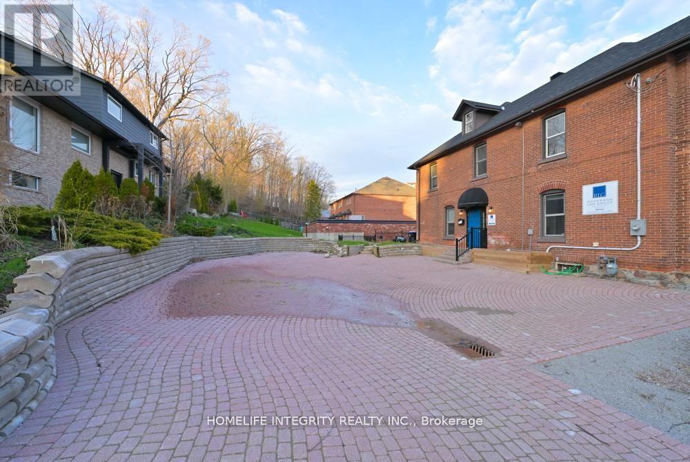 25 Berczy Street, Barrie, ON