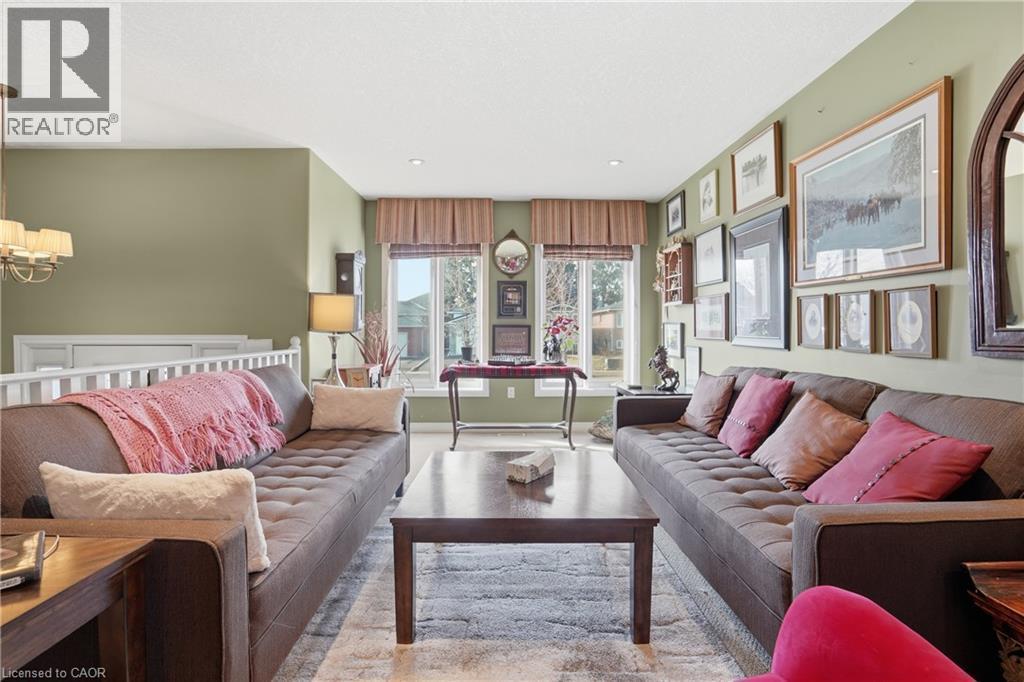 9 Pace Avenue, Brantford, ON - Indoor Photo Showing Living Room