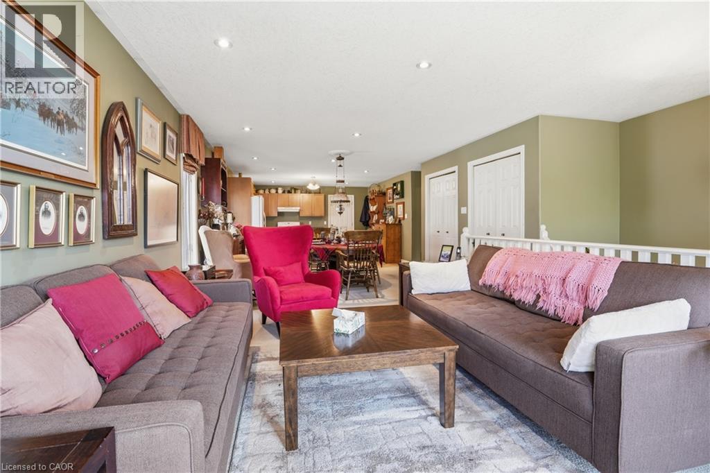 9 Pace Avenue, Brantford, ON - Indoor Photo Showing Living Room