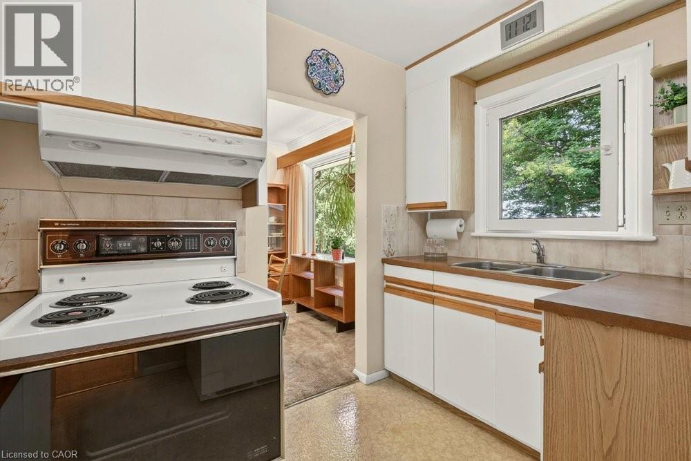 803 Montgomery Drive, Ancaster, ON - Indoor Photo Showing Kitchen With Double Sink