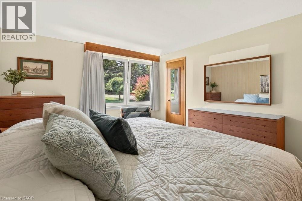 803 Montgomery Drive, Ancaster, ON - Indoor Photo Showing Bedroom