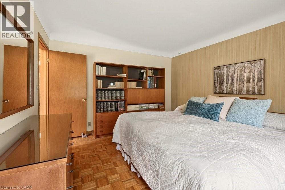 803 Montgomery Drive, Ancaster, ON - Indoor Photo Showing Bedroom