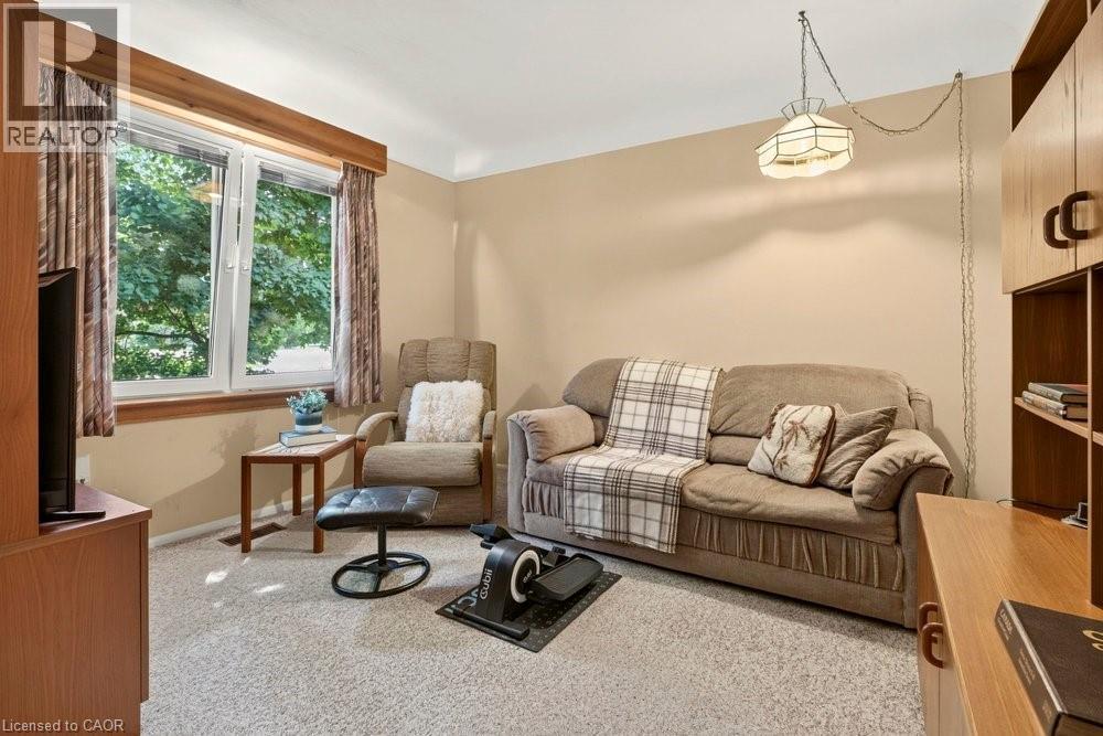 803 Montgomery Drive, Ancaster, ON - Indoor Photo Showing Living Room