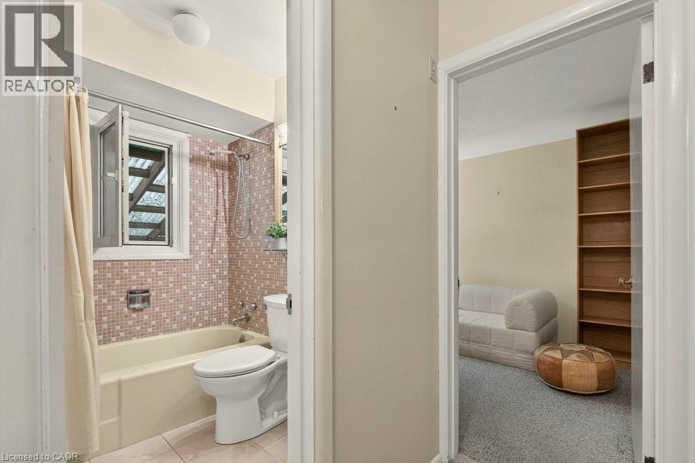 803 Montgomery Drive, Ancaster, ON - Indoor Photo Showing Bathroom