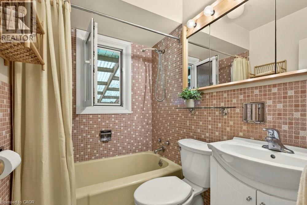 803 Montgomery Drive, Ancaster, ON - Indoor Photo Showing Bathroom