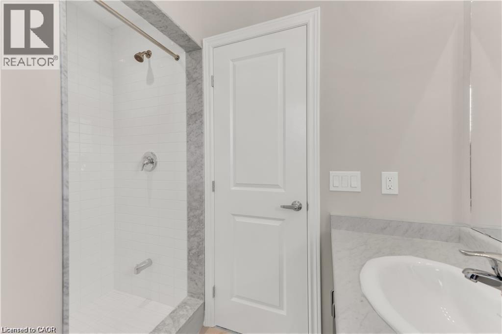 Bathroom featuring a shower with white subway tile surround and a chrome shower fixture - 19 Picardy Drive Unit# 9, Hamilton, ON