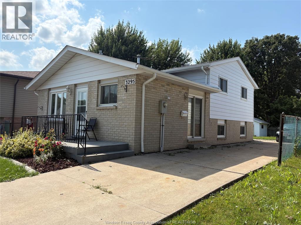 3295 Aurora, Windsor, ON