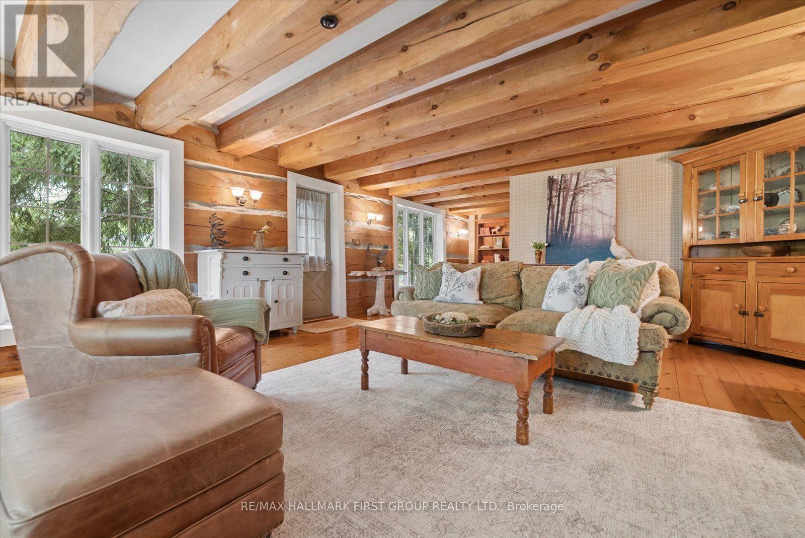 130 Myrtle Road E, Whitby, ON - Indoor Photo Showing Living Room