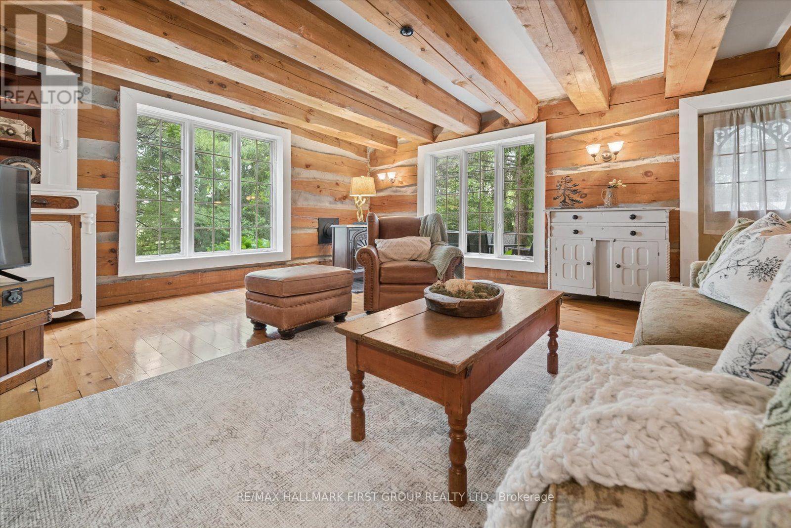 130 Myrtle Road E, Whitby, ON - Indoor Photo Showing Living Room