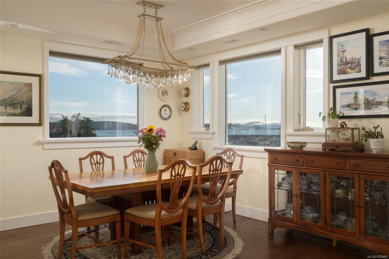 #201-9949 Third St, Sidney, BC