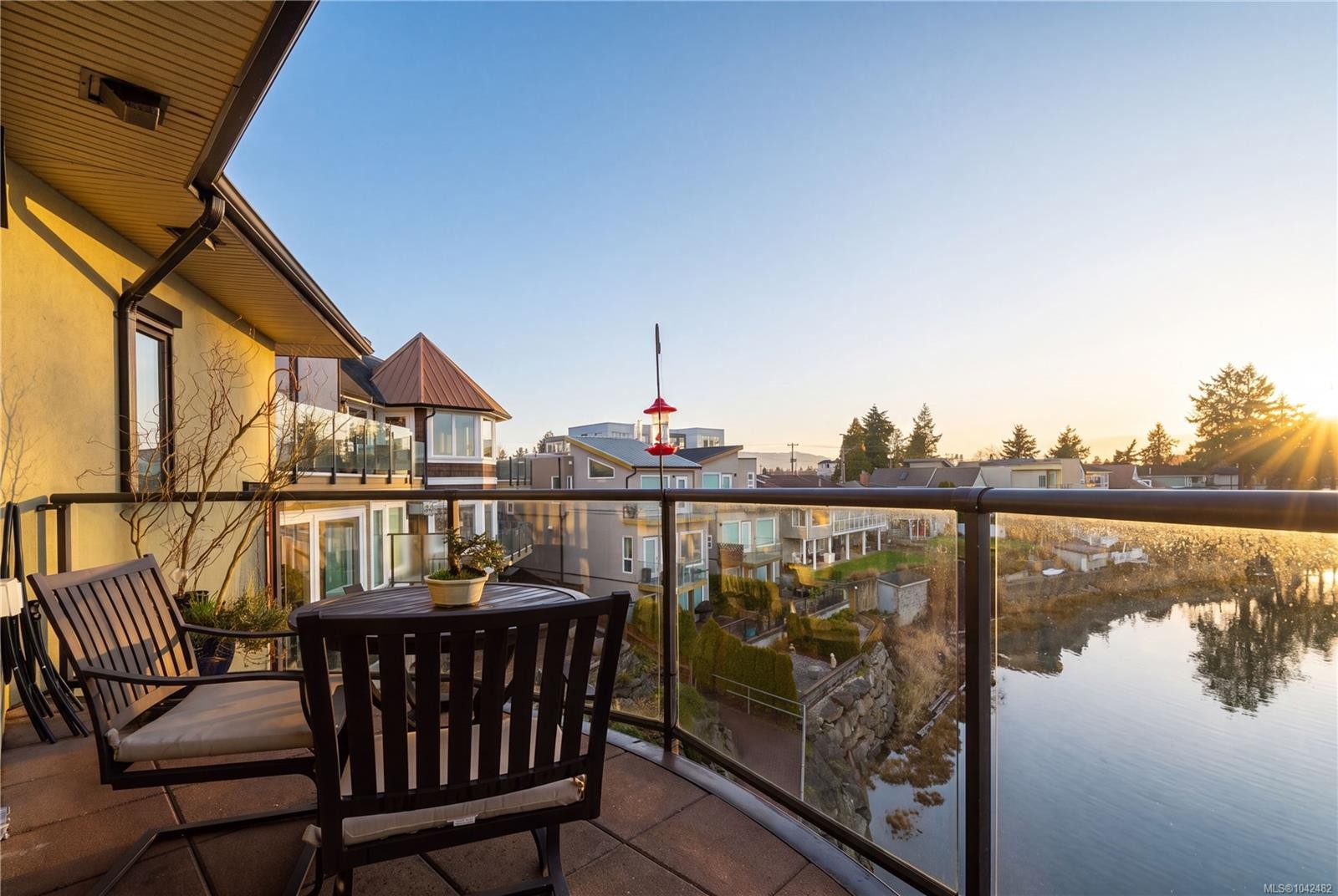 #201-9949 Third St, Sidney, BC