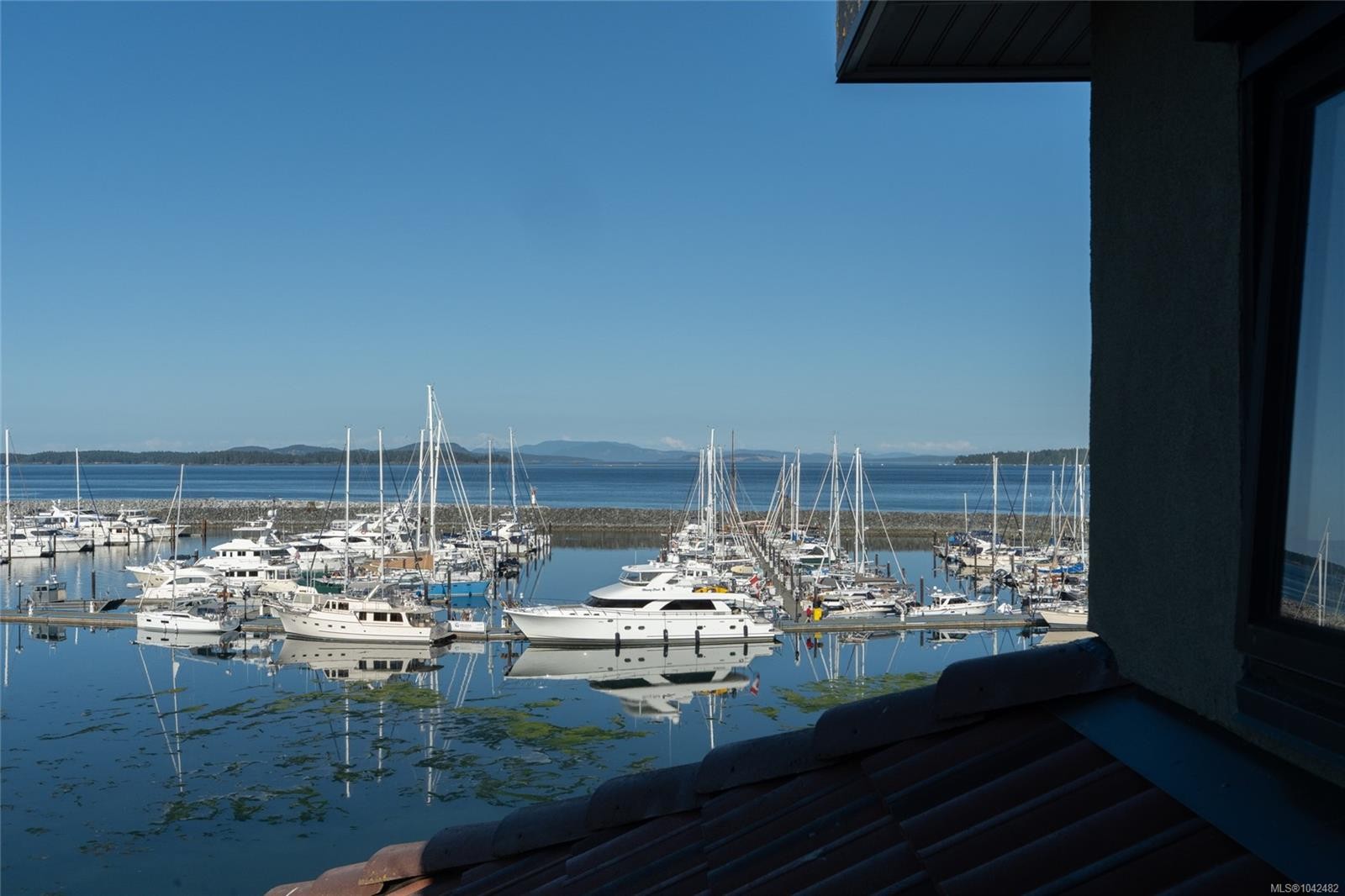 #201-9949 Third St, Sidney, BC