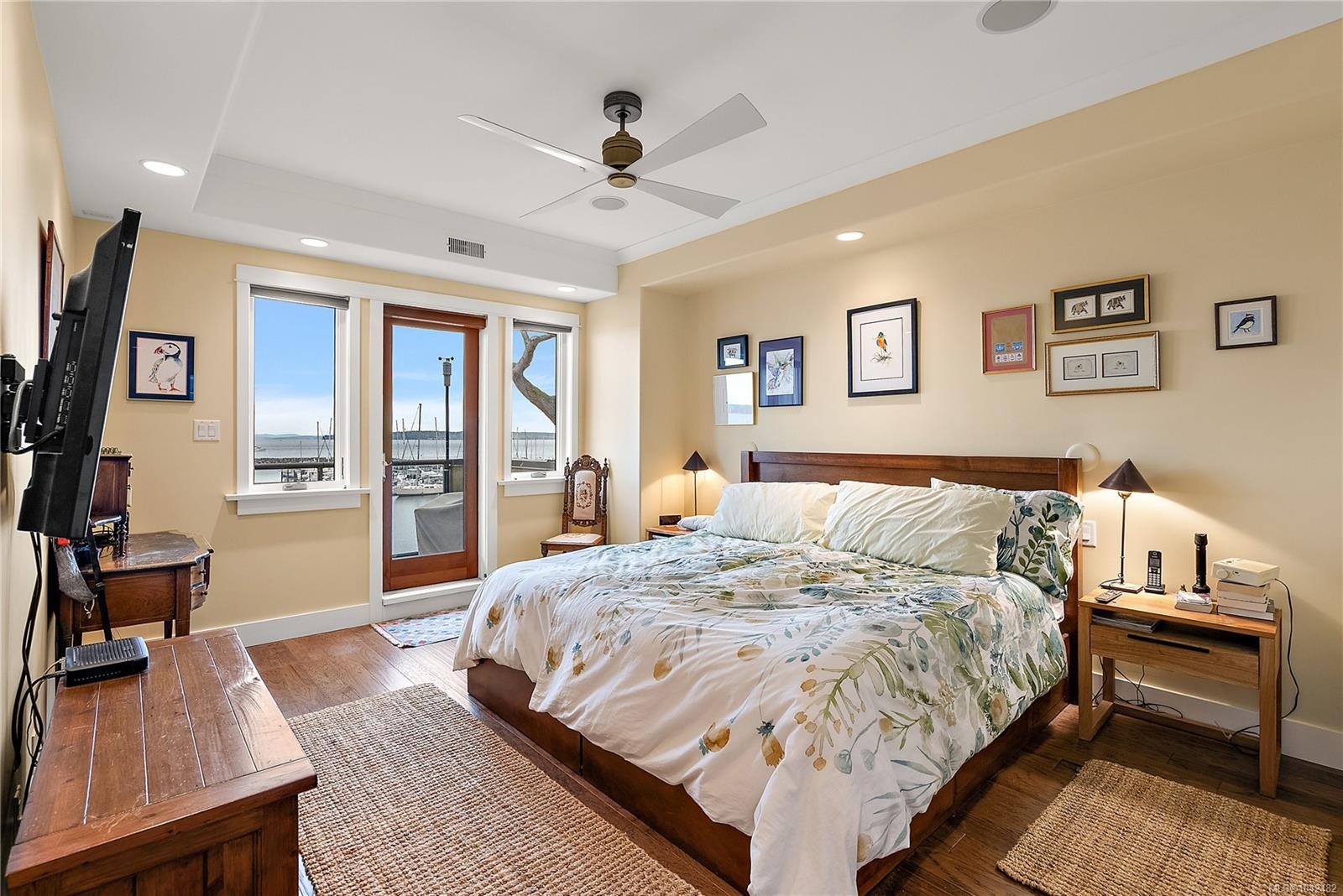 #201-9949 Third St, Sidney, BC