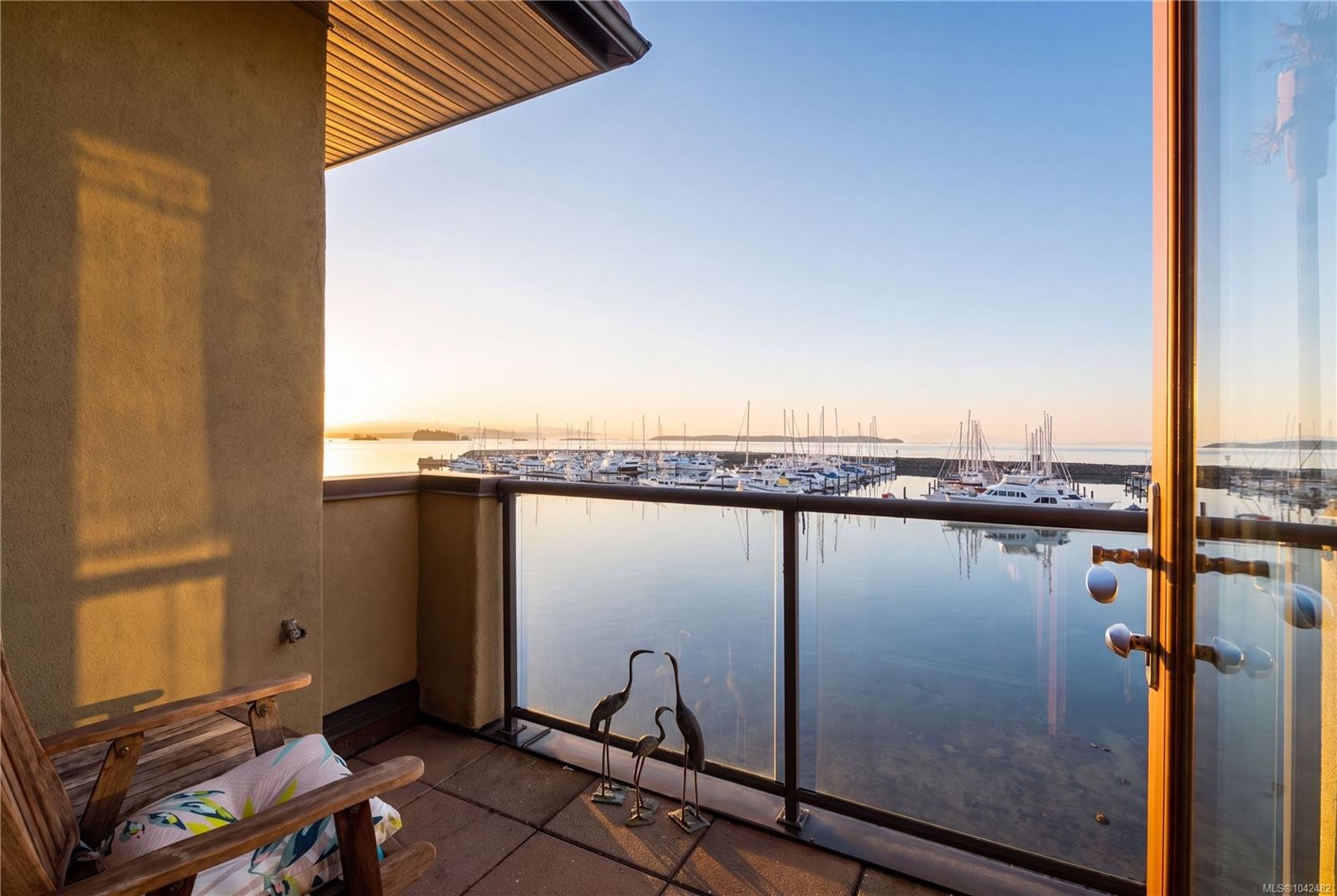 #201-9949 Third St, Sidney, BC