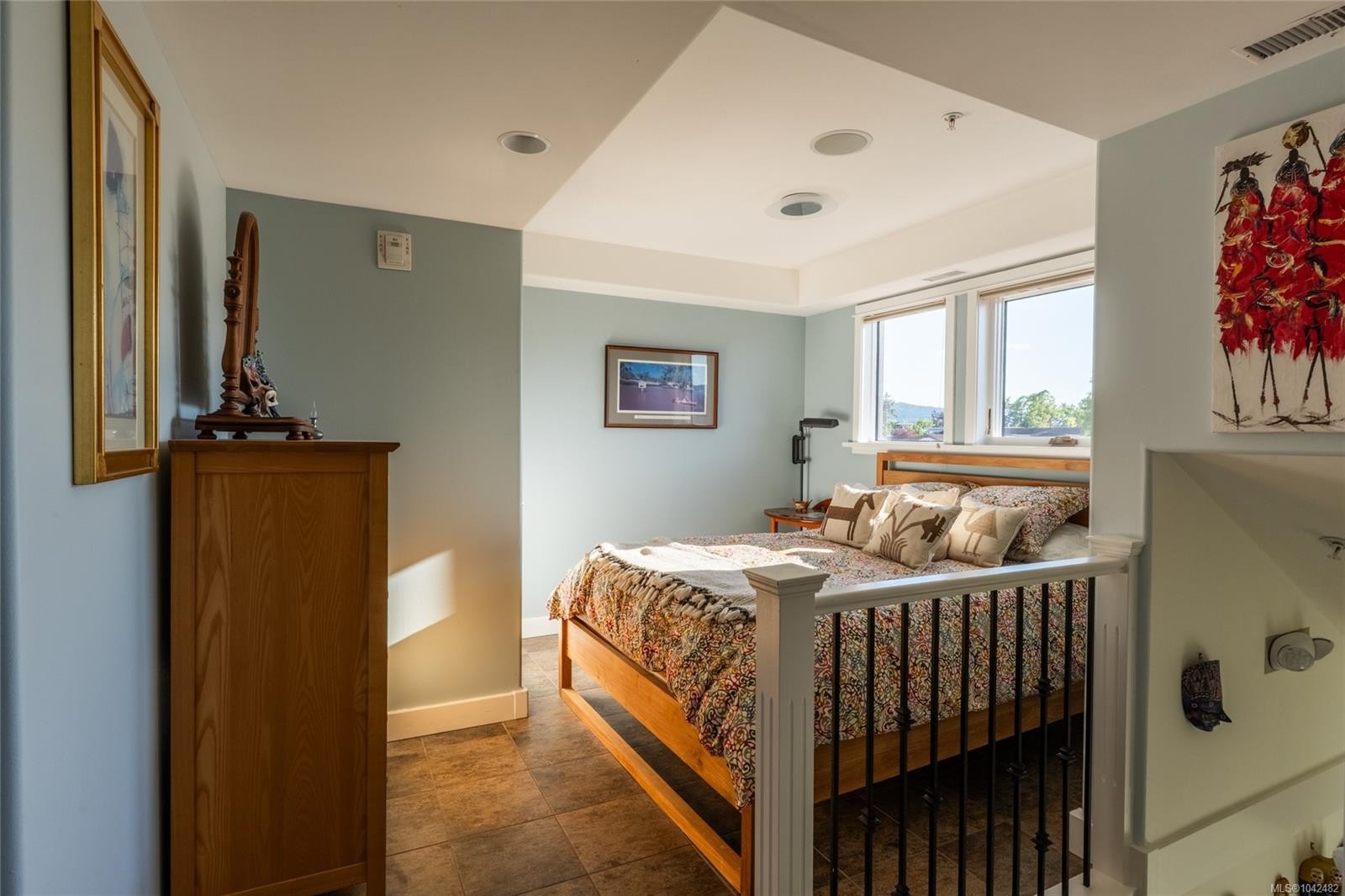 #201-9949 Third St, Sidney, BC