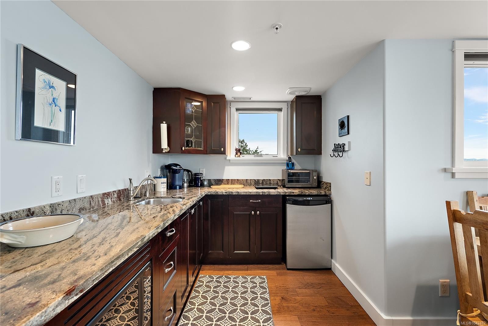 #201-9949 Third St, Sidney, BC