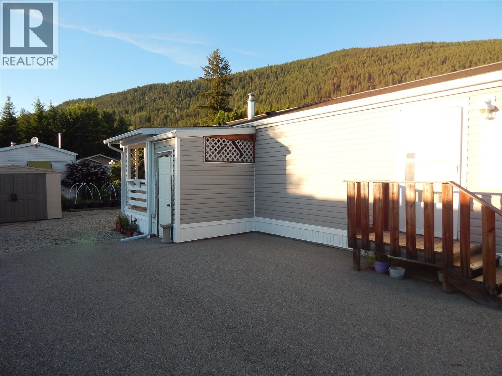 Perfect for small get gatherings the paved parking lot can easily fit 4 vehicles . - 724 Devon Street Unit# Unit #55, Creston, BC
