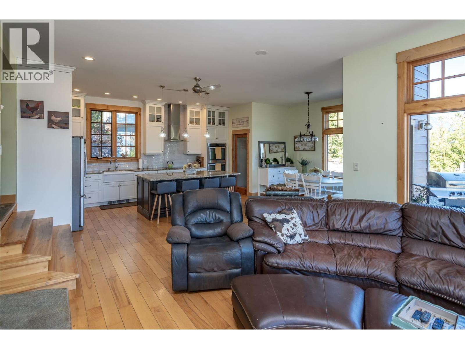 8840 Olson Road, Kaslo, BC - Indoor Photo Showing Living Room