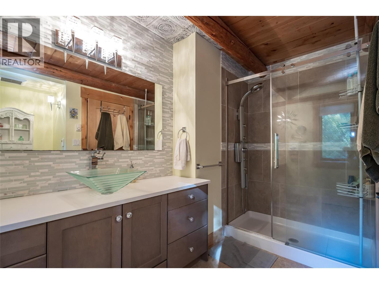 8840 Olson Road, Kaslo, BC - Indoor Photo Showing Bathroom