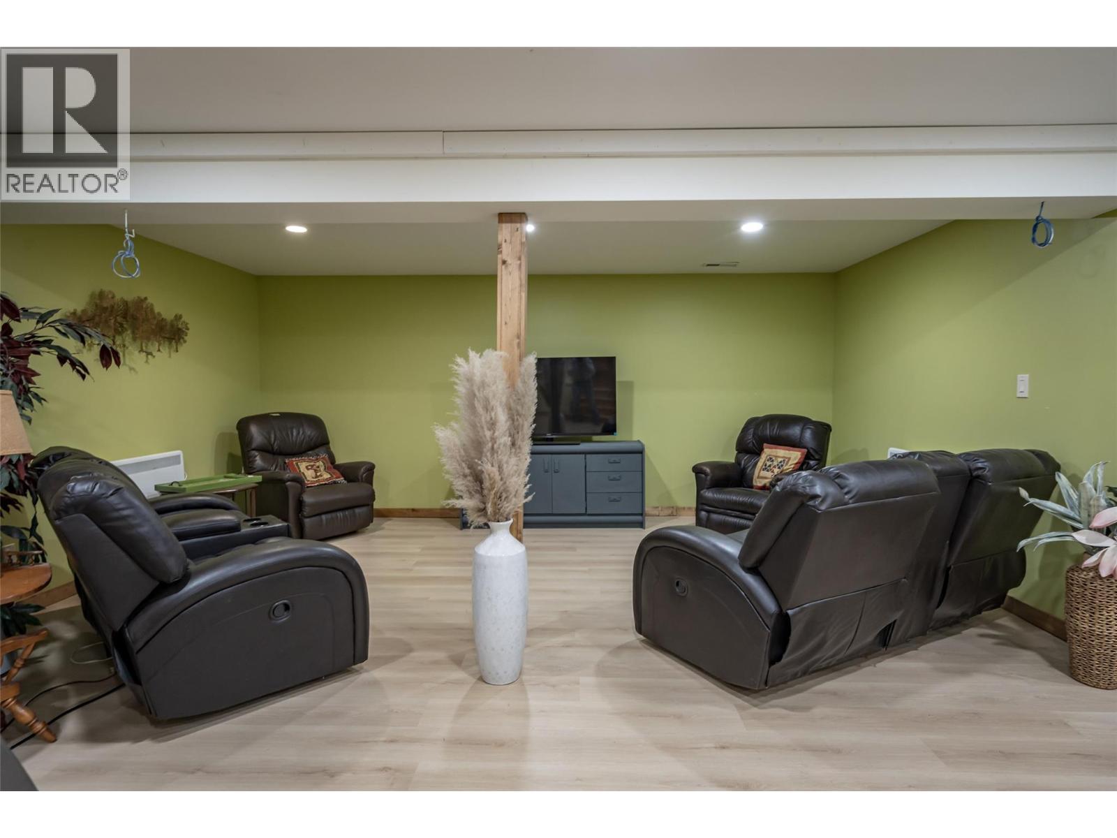 8840 Olson Road, Kaslo, BC - Indoor