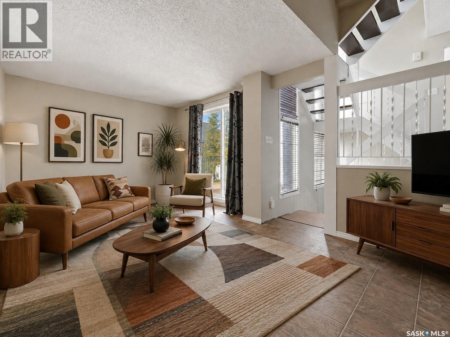 5056 10Th Avenue, Regina, SK - Indoor Photo Showing Living Room