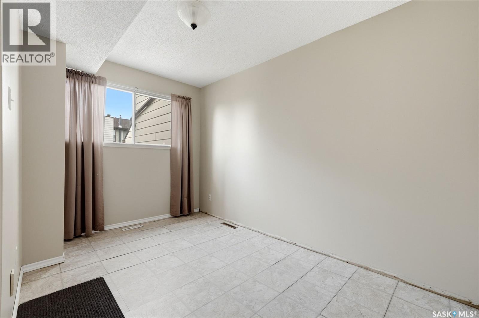 5056 10Th Avenue, Regina, SK - Indoor Photo Showing Other Room