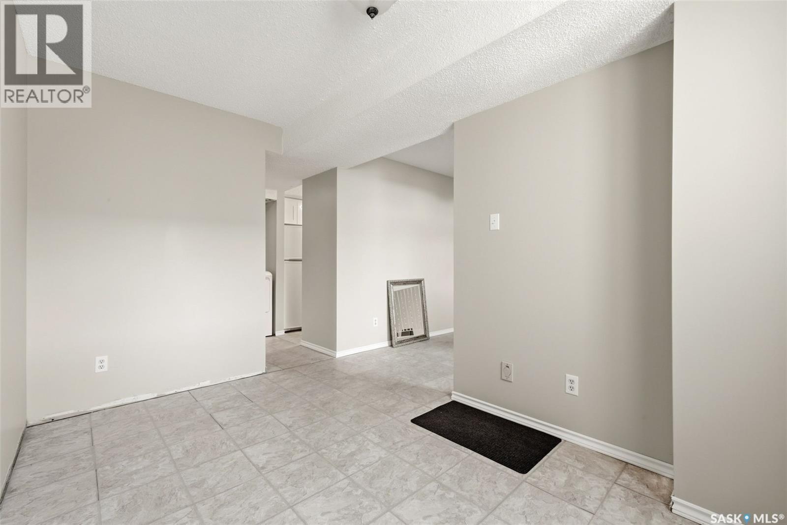 5056 10Th Avenue, Regina, SK - Indoor Photo Showing Other Room