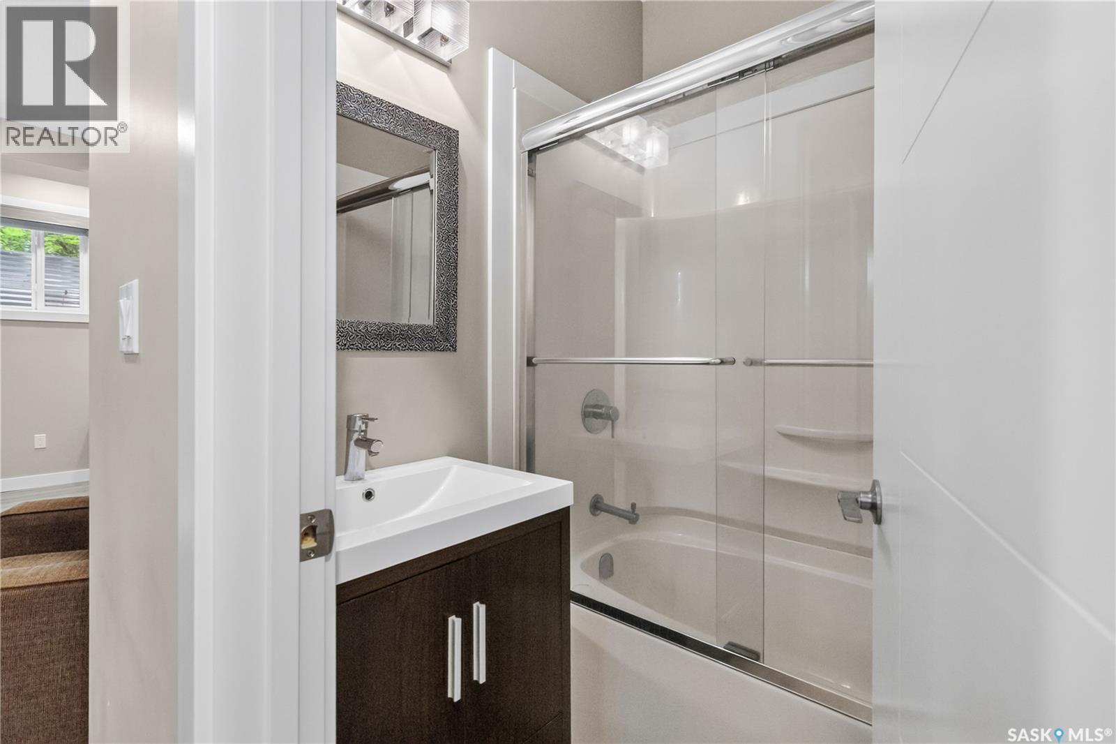 1602 Edward Avenue, Saskatoon, SK - Indoor Photo Showing Bathroom