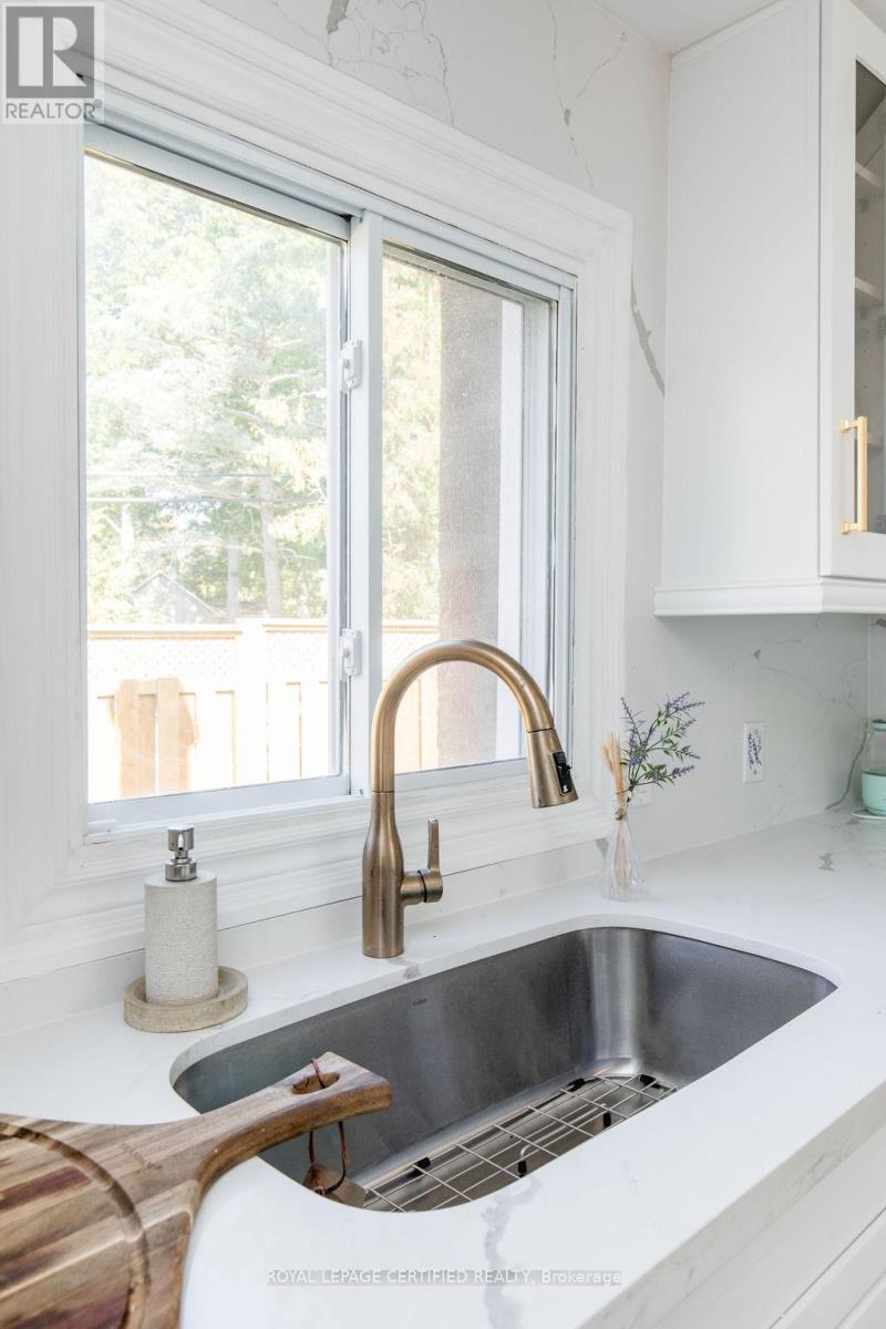 7 Oliver Drive, Tiny, ON