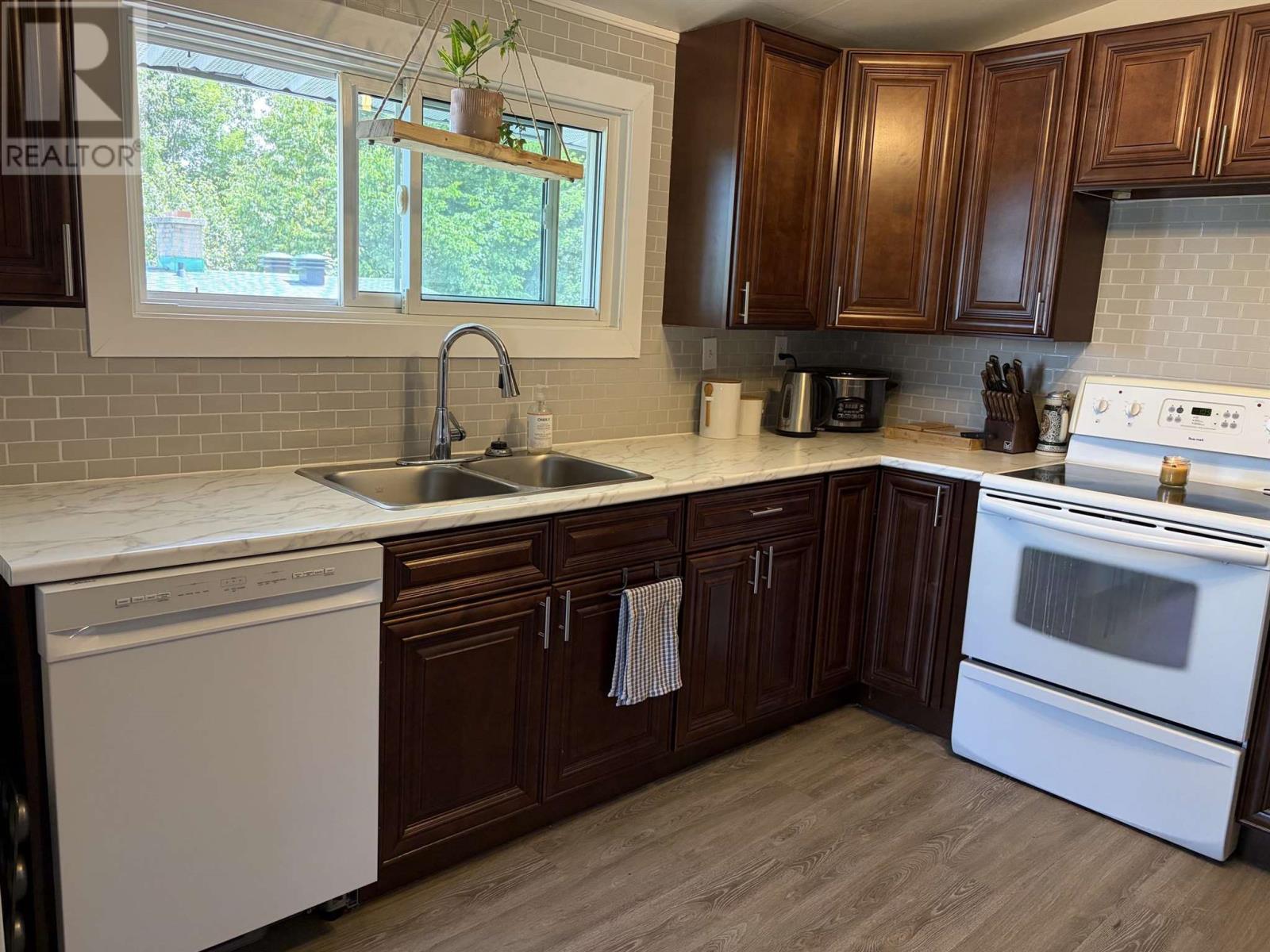 77 Hillside Dr S, Elliot Lake, ON - Indoor Photo Showing Kitchen With Double Sink
