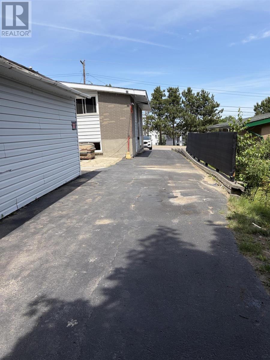 77 Hillside Dr S, Elliot Lake, ON - Outdoor