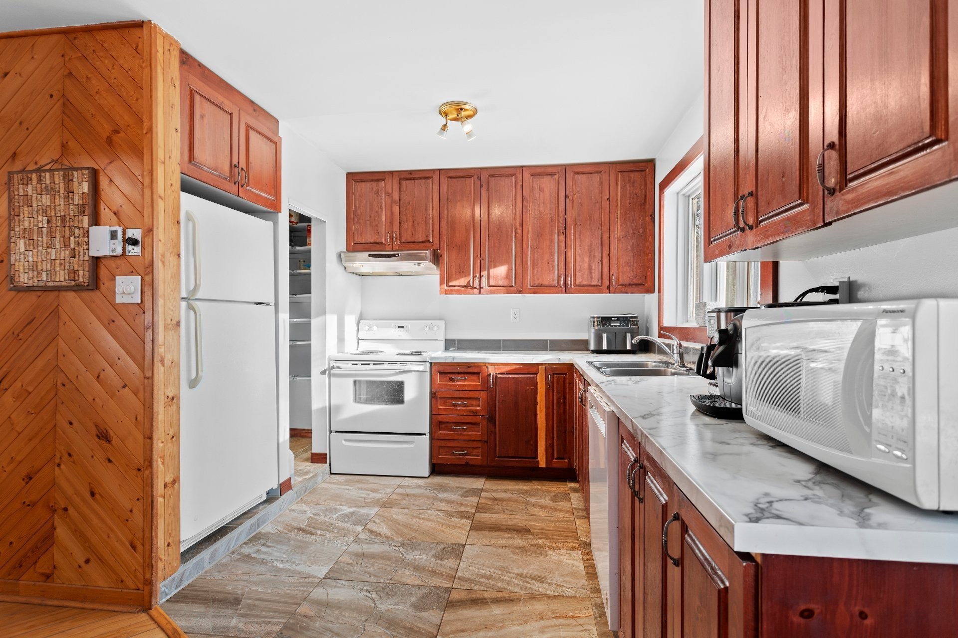Kitchen - 1480 Rue Vigneault, Prévost, QC - Indoor Photo Showing Kitchen With Double Sink