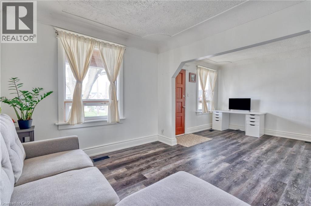 118 Cameron Avenue N, Hamilton, ON
