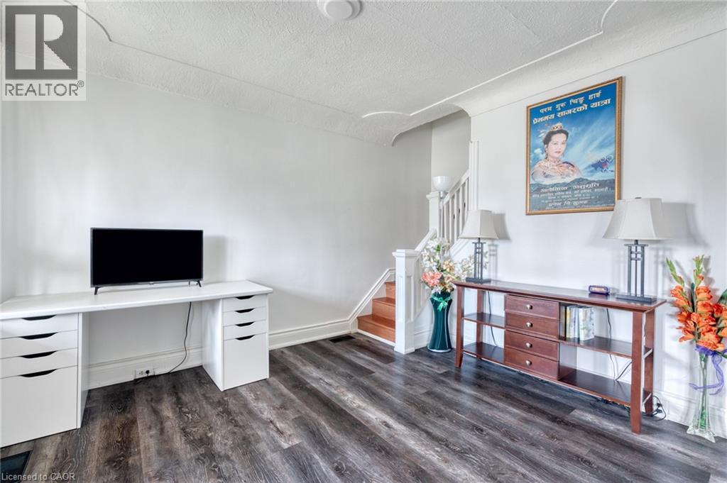 118 Cameron Avenue N, Hamilton, ON
