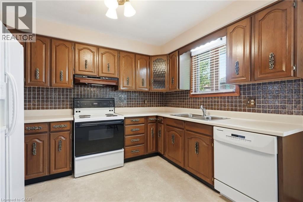 11 Tanera Crescent, St. Catharines, ON - Indoor Photo Showing Kitchen With Double Sink