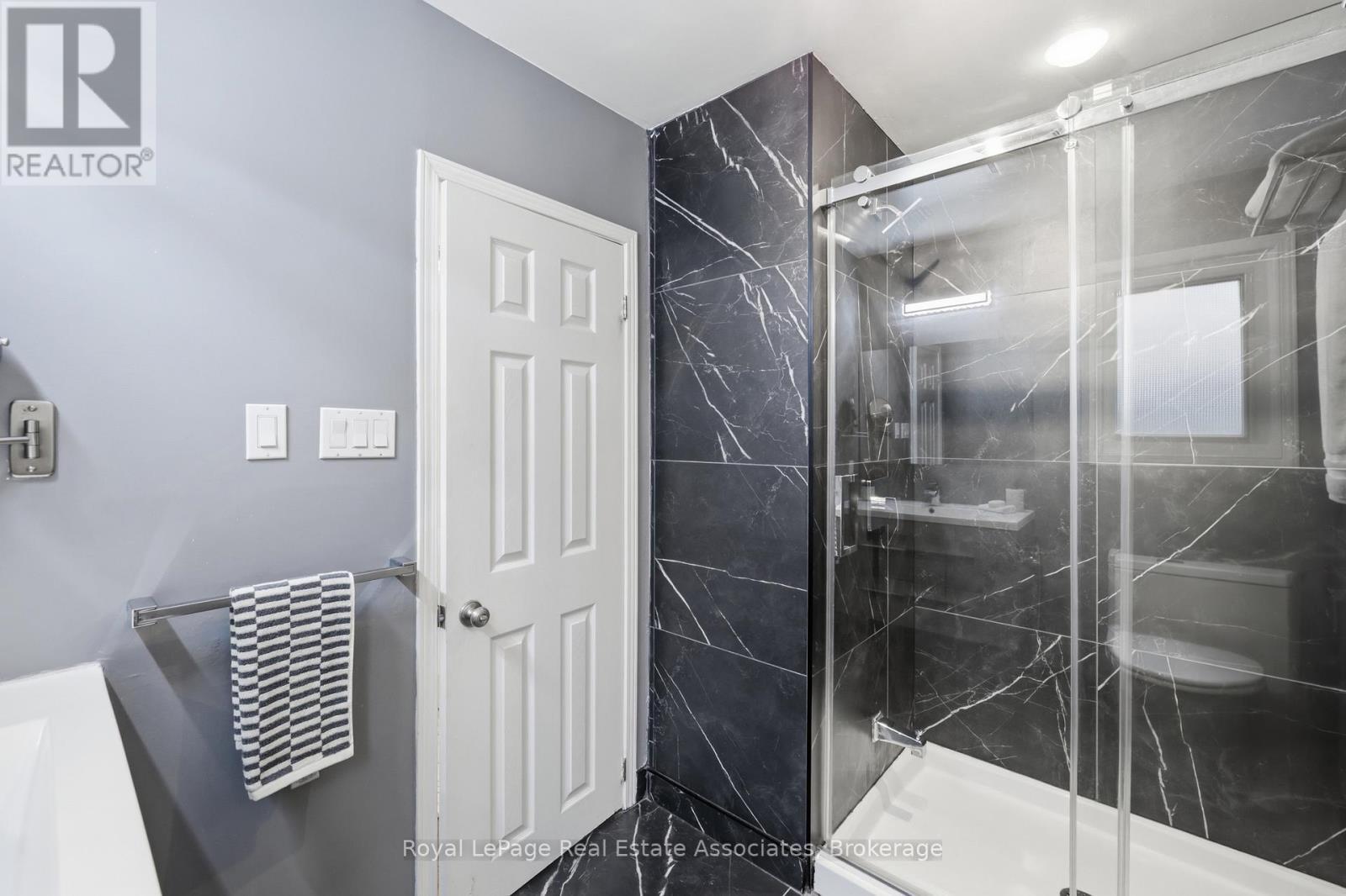 Ensuite Bathroom - 1924 Balsam Avenue, Mississauga, ON