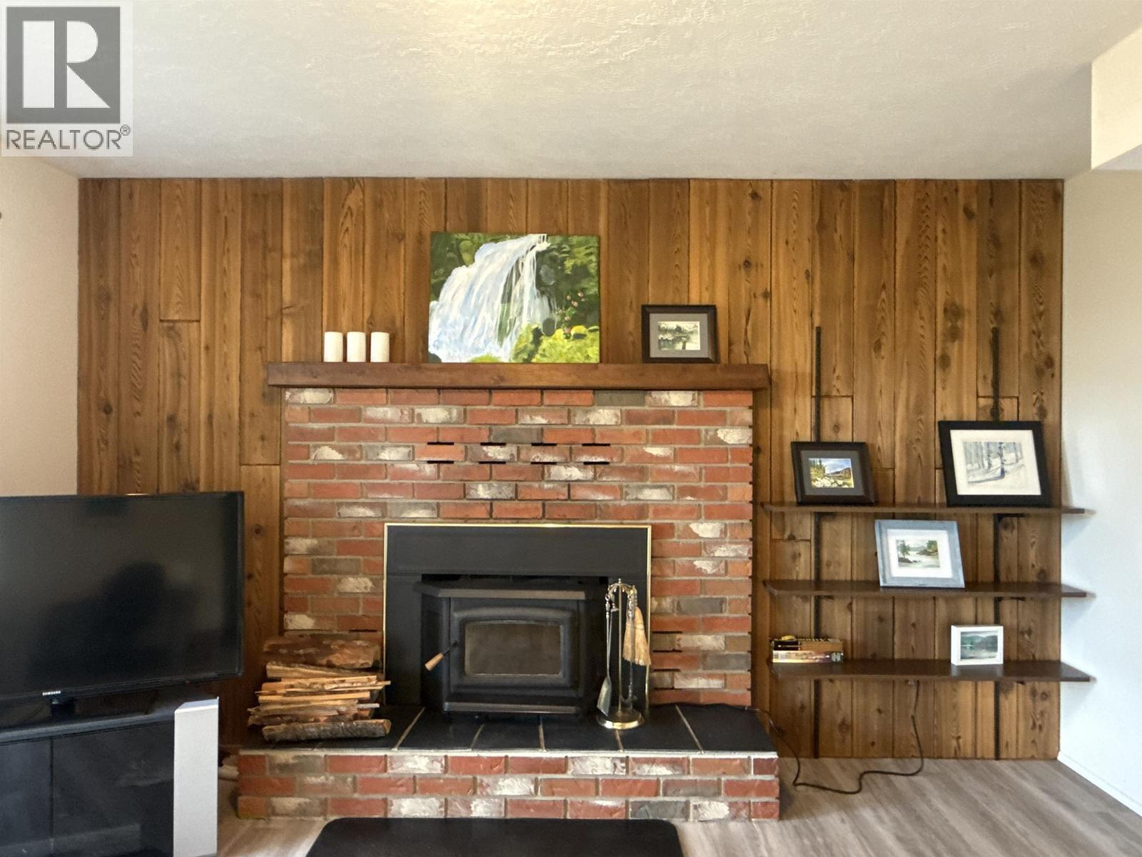 2400 Arnoldus Road, Quesnel, BC - Indoor Photo Showing Living Room With Fireplace