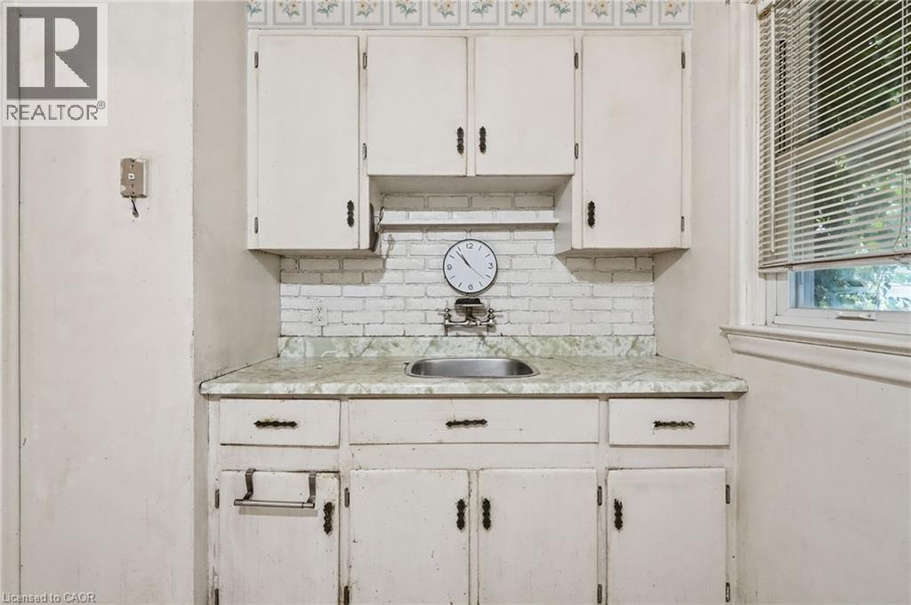34 Eaton Place, Hamilton, ON - Indoor Photo Showing Kitchen