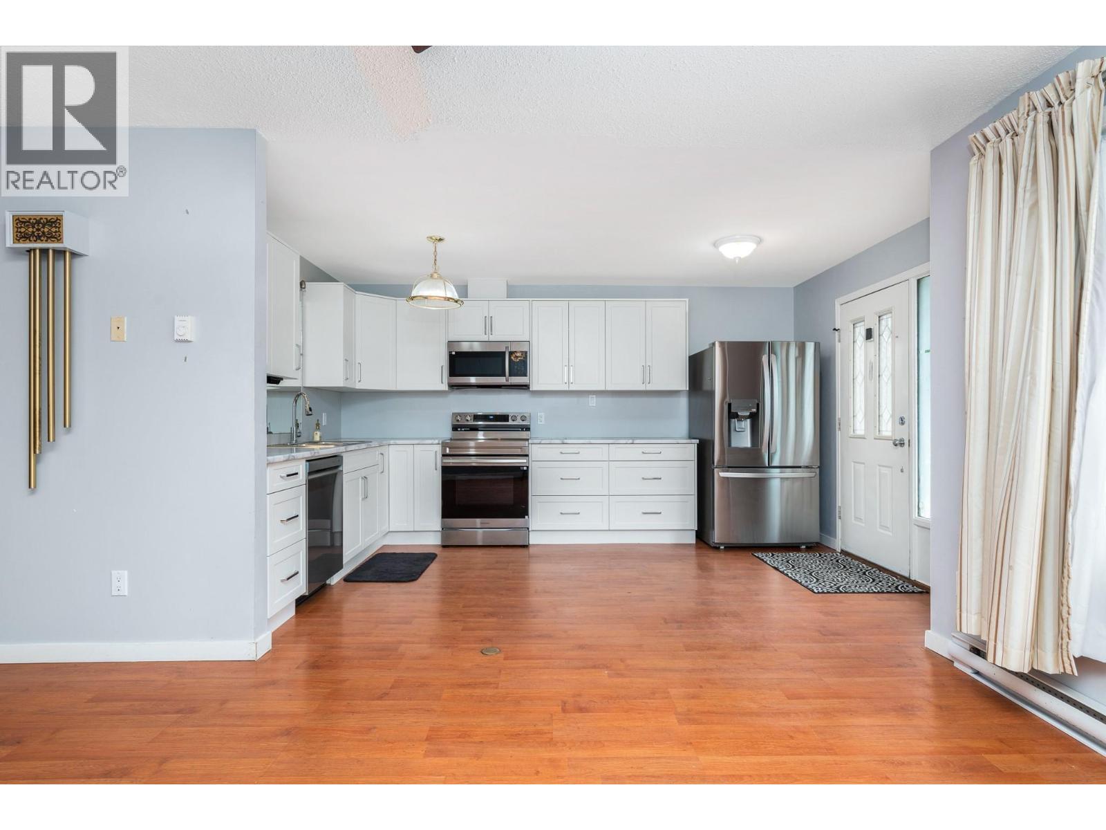 New appliances under a 5 year warranty - 5008 Heritage Drive, Vernon, BC - Indoor Photo Showing Kitchen