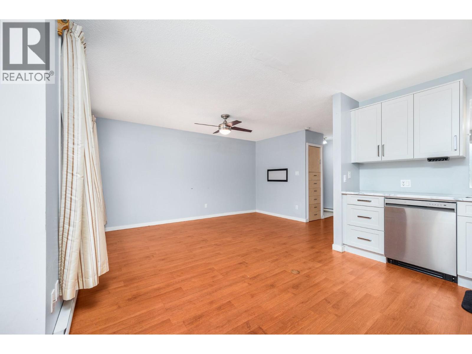 Spacious living room - 5008 Heritage Drive, Vernon, BC - Indoor