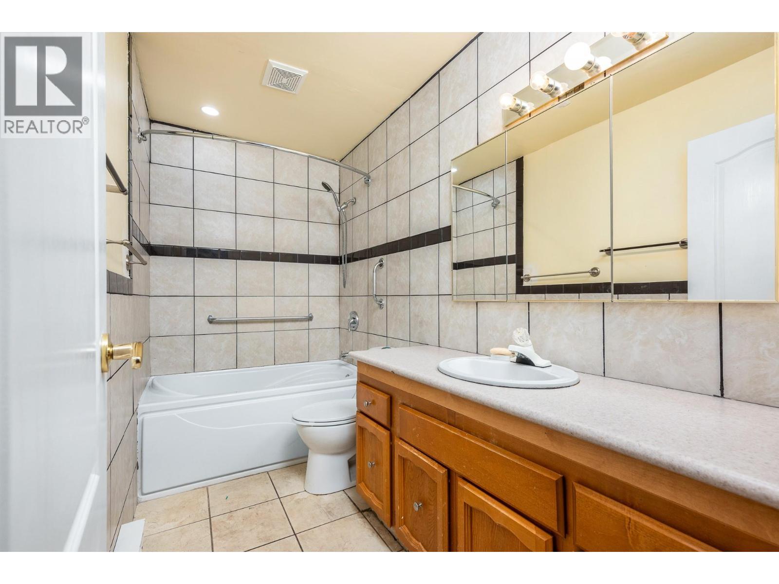 4 pc bath main floor - 5008 Heritage Drive, Vernon, BC - Indoor Photo Showing Bathroom