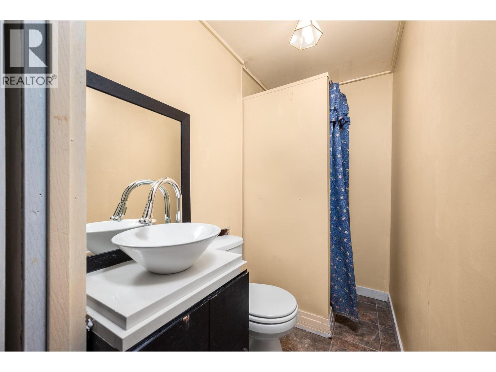 Simple 3 pc bath in basement - 5008 Heritage Drive, Vernon, BC - Indoor Photo Showing Bathroom