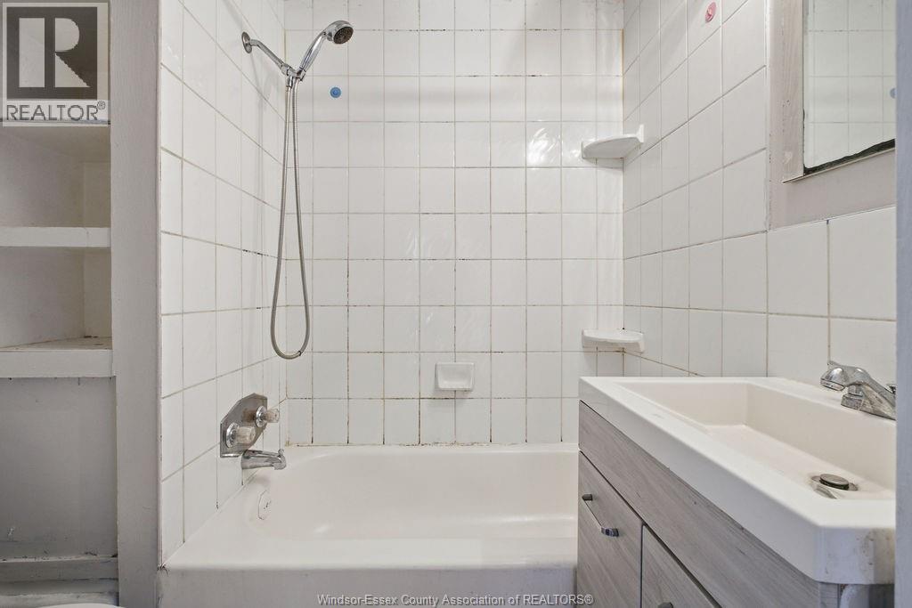 1596 College, Windsor, ON