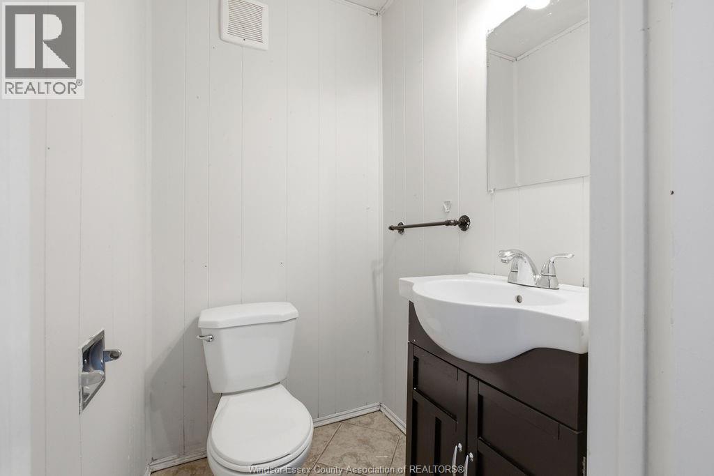 1596 College, Windsor, ON