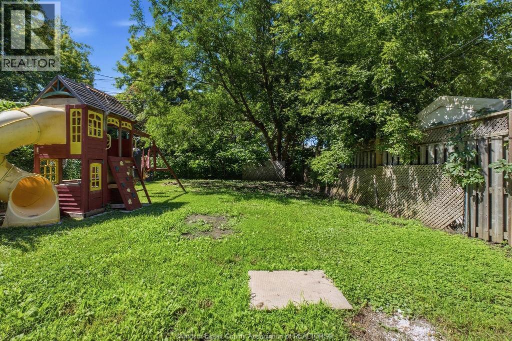 1596 College, Windsor, ON