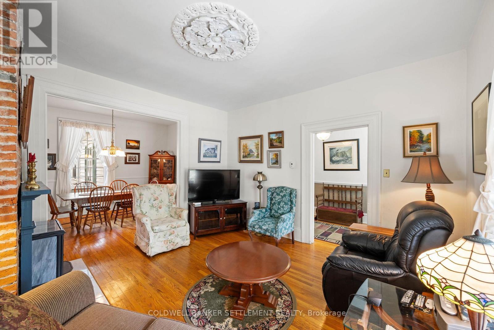 36 Craig Street, Perth, ON - Indoor Photo Showing Living Room